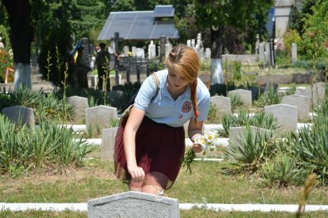'Presăraţi pe-a lor morminte...' Depuneri de coroane şi jerbe de flori în cimitirul municipal cu ocazia zilei eroilor (FOTO)