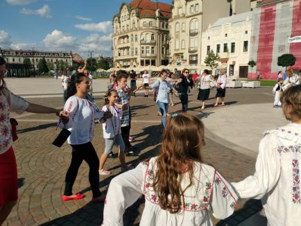 Coronițe din Sânziene, ii și dansuri: Ziua Universală a Iei a fost sărbătorită în centrul Oradiei (FOTO/VIDEO)