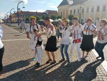 Coronițe din Sânziene, ii și dansuri: Ziua Universală a Iei a fost sărbătorită în centrul Oradiei (FOTO/VIDEO)