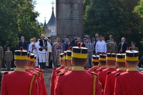 Surpriză de Ziua Imnului Naţional: ministrul Apărării a adus cu sine la Oradea şi un detaşament şi muzica Regimentului de Gardă (FOTO)