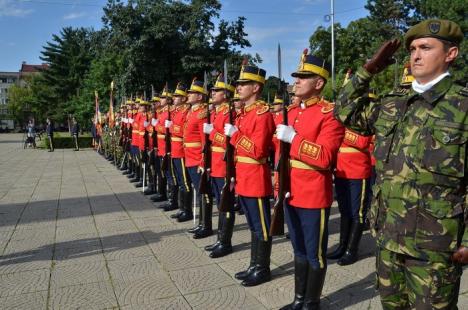 Surpriză de Ziua Imnului Naţional: ministrul Apărării a adus cu sine la Oradea şi un detaşament şi muzica Regimentului de Gardă (FOTO)