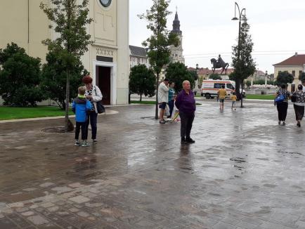 Oficialitățile și o mână de orădeni au sărbătorit Ziua Imnului Național în ploaie (FOTO)