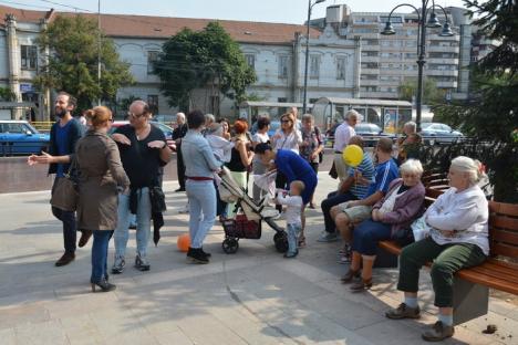 Manifestul mănuşilor albe! Aproximativ 50 de surzi au defilat pe Corso pentru a atrage atenţia că există şi că au nevoie de ajutor (FOTO)