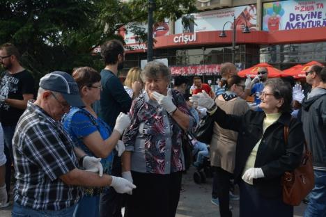 Manifestul mănuşilor albe! Aproximativ 50 de surzi au defilat pe Corso pentru a atrage atenţia că există şi că au nevoie de ajutor (FOTO)