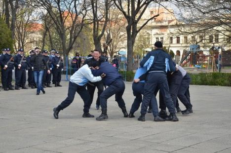 Ziua Jandarmeriei: Demonstraţii cu tâlhari şi câini eroi, în Parcul 1 Decembrie (FOTO/VIDEO)