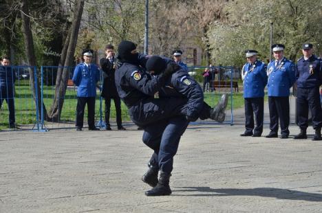 Ziua Jandarmeriei: Demonstraţii cu tâlhari şi câini eroi, în Parcul 1 Decembrie (FOTO/VIDEO)