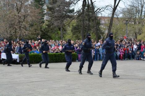 Fără păcăleli: De 1 aprilie, jandarmii i-au impresionat pe orădeni cu demonstraţii în Parcul 1 Decembrie (FOTO/VIDEO)