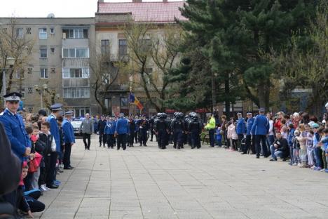 Fără păcăleli: De 1 aprilie, jandarmii i-au impresionat pe orădeni cu demonstraţii în Parcul 1 Decembrie (FOTO/VIDEO)