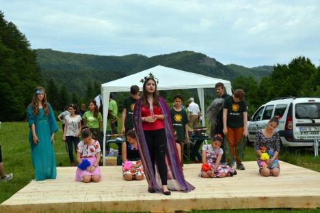 Ziua Liliacului Carpatin: 120 de elevi s-au distrat la Coada Lacului, sărbătorind natura (FOTO / VIDEO)