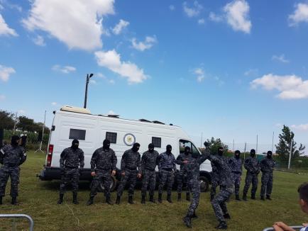 'Mascaţii' Penitenciarului Oradea au făcut demonstraţii de ziua lor (FOTO) 