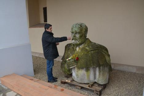 Surprize, surprize: Orădenii care s-au dus la ziua lui Gojdu nu au mai găsit statuia în ştrandul Ioşia (FOTO/VIDEO)