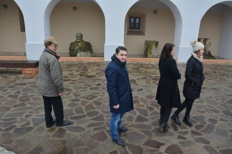 Surprize, surprize: Orădenii care s-au dus la ziua lui Gojdu nu au mai găsit statuia în ştrandul Ioşia (FOTO/VIDEO)