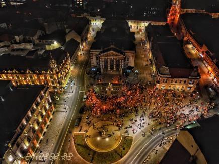 La Oradea, Ziua maghiarilor de pretutindeni a început cu imnul Ungariei şi s-a terminat cu cel secuiesc. 3.000 de oameni la retragerea cu torţe (FOTO / VIDEO)