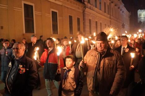 La Oradea, Ziua maghiarilor de pretutindeni a început cu imnul Ungariei şi s-a terminat cu cel secuiesc. 3.000 de oameni la retragerea cu torţe (FOTO / VIDEO)