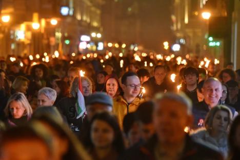 5.000 de participanți la sărbătoarea maghiarilor, în Oradea! Au pornit într-un marș cu torțe și au desfășurat un drapel al Ungariei lung de 100 de metri (FOTO/VIDEO)