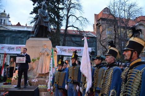 Puzderie de lume în centrul Oradiei, de Ziua Maghiarilor. Îmbrăcat în huszár, Szabó Ödön a acuzat că maghiarii sunt discriminaţi (FOTO/VIDEO)
