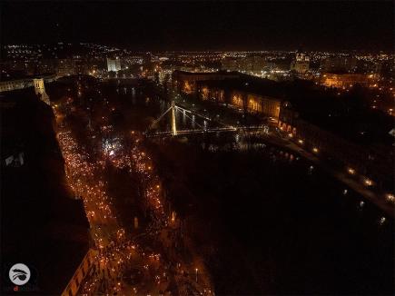5.000 de participanți la sărbătoarea maghiarilor, în Oradea! Au pornit într-un marș cu torțe și au desfășurat un drapel al Ungariei lung de 100 de metri (FOTO/VIDEO)