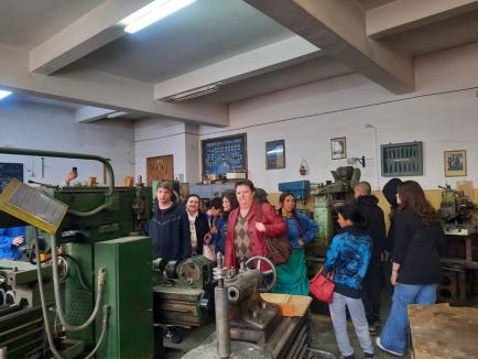 Ziua Meseriilor, sărbătorită la Liceul Tehnologic nr. 1 din Oradea. Elevii au arătat că se pricep să gătească, să planteze flori, să coafeze ori să zugrăvească (FOTO)