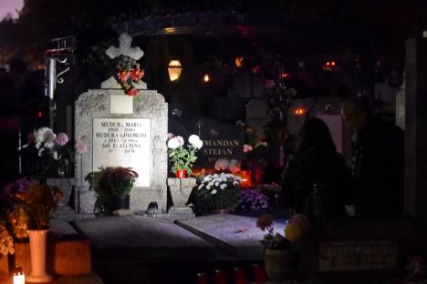 Ziua morţilor. Mai puţini orădeni la mormintele celor dragi decât anul trecut (FOTO)
