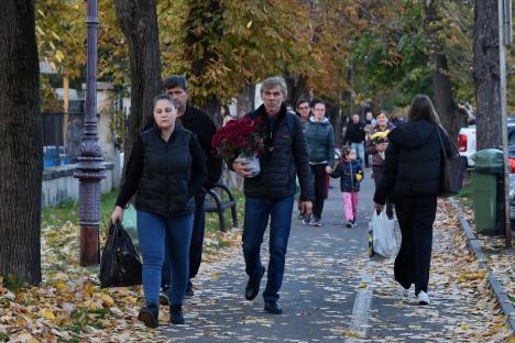 Ziua Morţilor. Orădenii au aprins lumânări în cimitirul municipal, la mormintele celor dragi (FOTO)