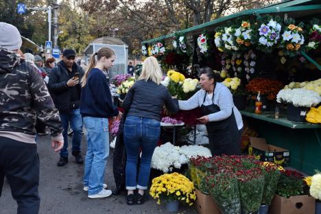 Ziua Morţilor. Orădenii au aprins lumânări în cimitirul municipal, la mormintele celor dragi (FOTO)