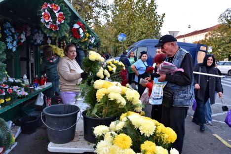 Ziua Morţilor. Orădenii au aprins lumânări în cimitirul municipal, la mormintele celor dragi (FOTO)