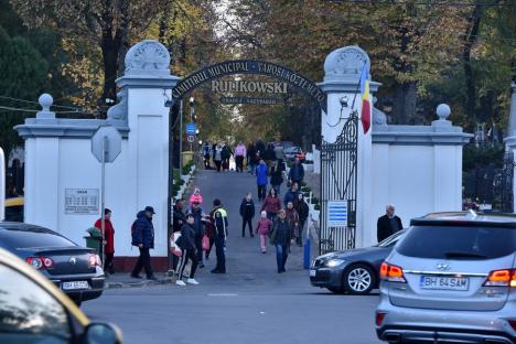 Ziua Morţilor. Orădenii au aprins lumânări în cimitirul municipal, la mormintele celor dragi (FOTO)