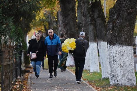 Ziua Morţilor. Orădenii au aprins lumânări în cimitirul municipal, la mormintele celor dragi (FOTO)