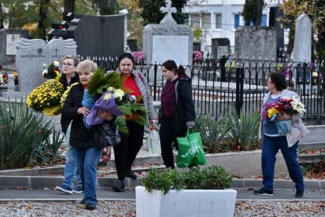 Ziua Morţilor. Orădenii au aprins lumânări în cimitirul municipal, la mormintele celor dragi (FOTO)