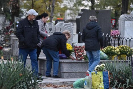 Ziua Morţilor. Orădenii au aprins lumânări în cimitirul municipal, la mormintele celor dragi (FOTO)