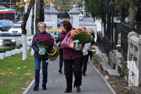 Ziua Morţilor. Orădenii au aprins lumânări în cimitirul municipal, la mormintele celor dragi (FOTO)