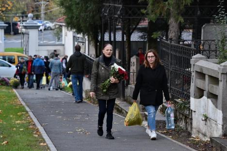 Ziua Morţilor. Orădenii au aprins lumânări în cimitirul municipal, la mormintele celor dragi (FOTO)