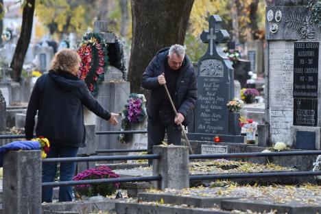 Ziua Morţilor. Orădenii au aprins lumânări în cimitirul municipal, la mormintele celor dragi (FOTO)