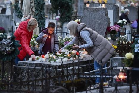 Ziua Morţilor. Orădenii au aprins lumânări în cimitirul municipal, la mormintele celor dragi (FOTO)