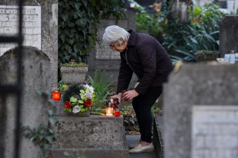 Ziua Morţilor. Orădenii au aprins lumânări în cimitirul municipal, la mormintele celor dragi (FOTO)