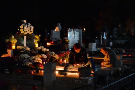 Ziua Morţilor. Orădenii au aprins lumânări în cimitirul municipal, la mormintele celor dragi (FOTO)