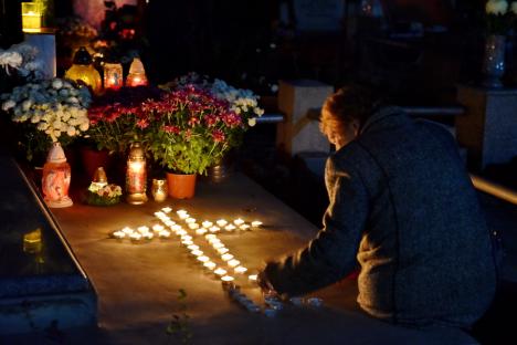 Ziua Morţilor. Orădenii au aprins lumânări în cimitirul municipal, la mormintele celor dragi (FOTO)