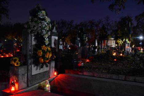 Ziua Morţilor. Orădenii au aprins lumânări în cimitirul municipal, la mormintele celor dragi (FOTO)