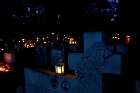 Ziua Morţilor. Orădenii au aprins lumânări în cimitirul municipal, la mormintele celor dragi (FOTO)