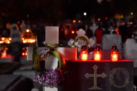 Ziua Morţilor. Orădenii au aprins lumânări în cimitirul municipal, la mormintele celor dragi (FOTO)