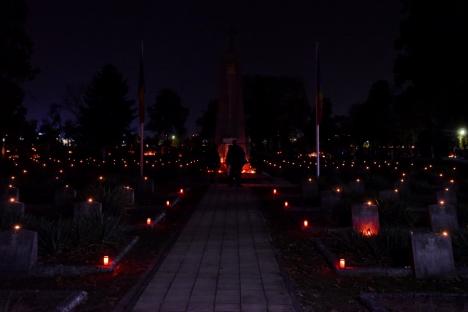 Ziua Morţilor. Orădenii au aprins lumânări în cimitirul municipal, la mormintele celor dragi (FOTO)