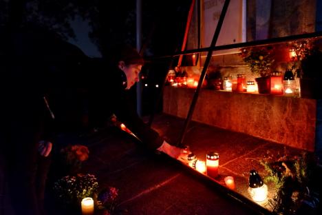 Ziua Morţilor. Orădenii au aprins lumânări în cimitirul municipal, la mormintele celor dragi (FOTO)