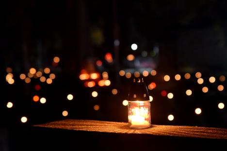 Ziua Morţilor. Orădenii au aprins lumânări în cimitirul municipal, la mormintele celor dragi (FOTO)