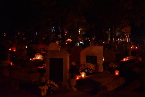 Ziua Morţilor. Orădenii au aprins lumânări în cimitirul municipal, la mormintele celor dragi (FOTO)