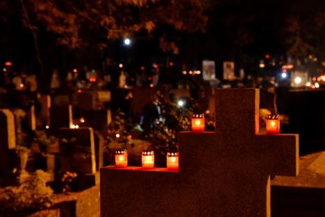 Ziua Morţilor. Orădenii au aprins lumânări în cimitirul municipal, la mormintele celor dragi (FOTO)