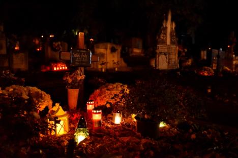 Ziua Morţilor. Orădenii au aprins lumânări în cimitirul municipal, la mormintele celor dragi (FOTO)