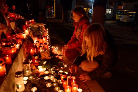 Ziua Morţilor. Orădenii au aprins lumânări în cimitirul municipal, la mormintele celor dragi (FOTO)