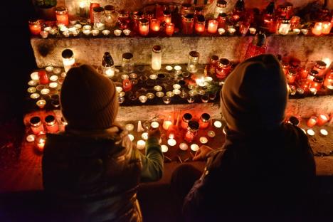 Ziua Morţilor. Orădenii au aprins lumânări în cimitirul municipal, la mormintele celor dragi (FOTO)