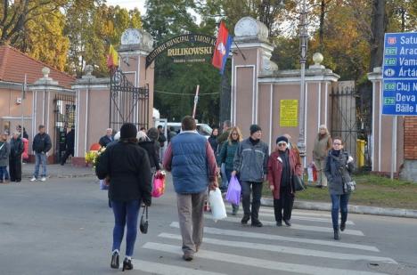 De Ziua Morţilor, Cimitirul Municipal s-a umplut de culoare (FOTO)