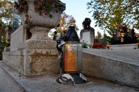 De Ziua Morţilor, Cimitirul Municipal s-a umplut de culoare (FOTO)